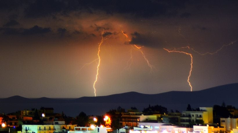 Κεραυνοί γέμισαν τον Κρητικό ουρανό (εικόνες)